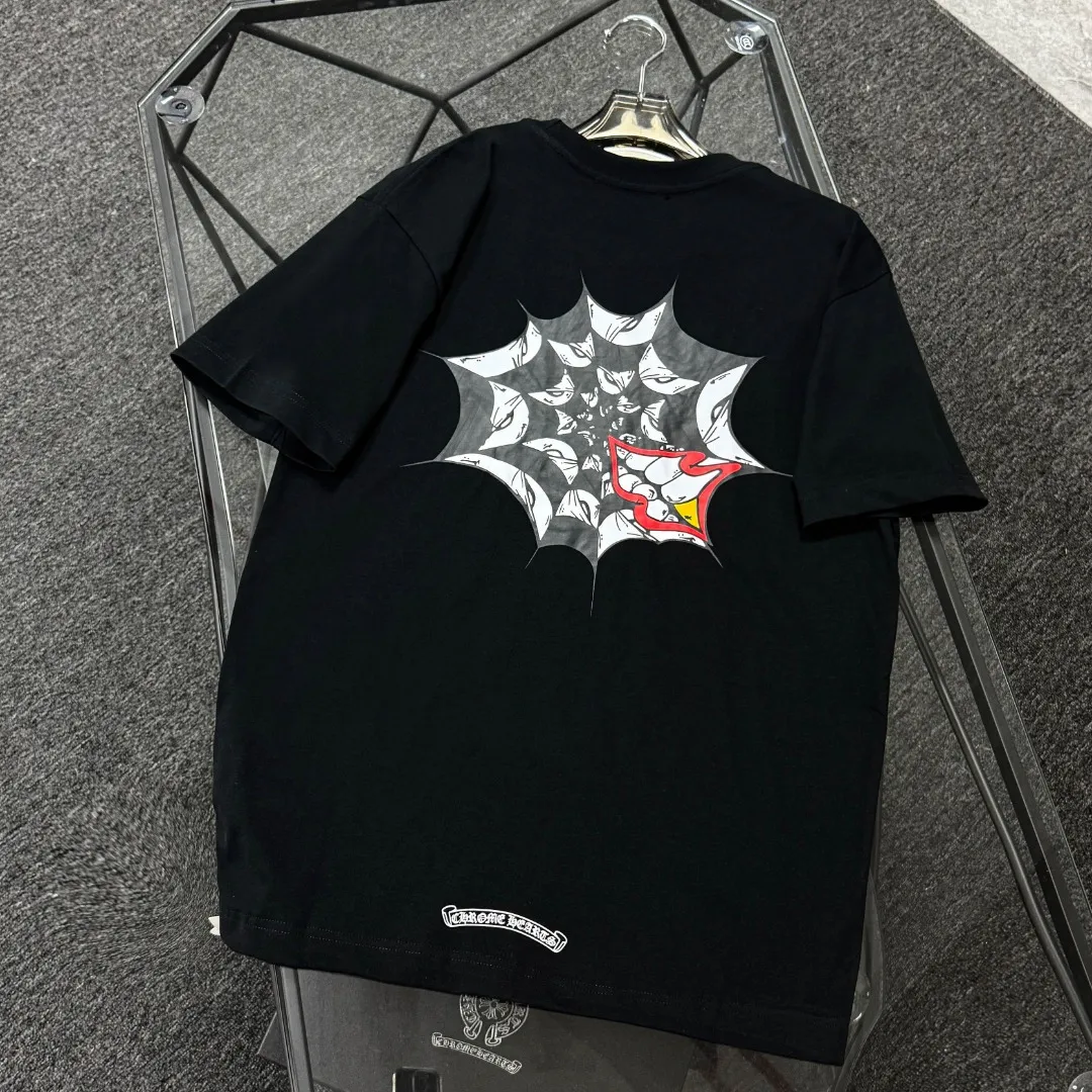 P170 Chrome Hearts Chrome Hearts 25 high-end versions. The fabric is made of 300 grams of high-density pure cotton. It does not deform or shrink. It has three labels. It is the same style for men and women. Technology: Digital printing. Color: White. Black. SIZE: S-XL.